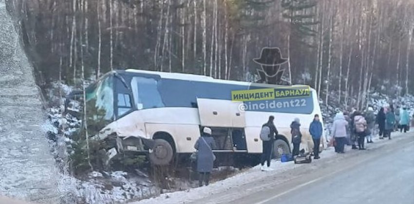  Автобус и грузовик столкнулись в Алтайском крае 