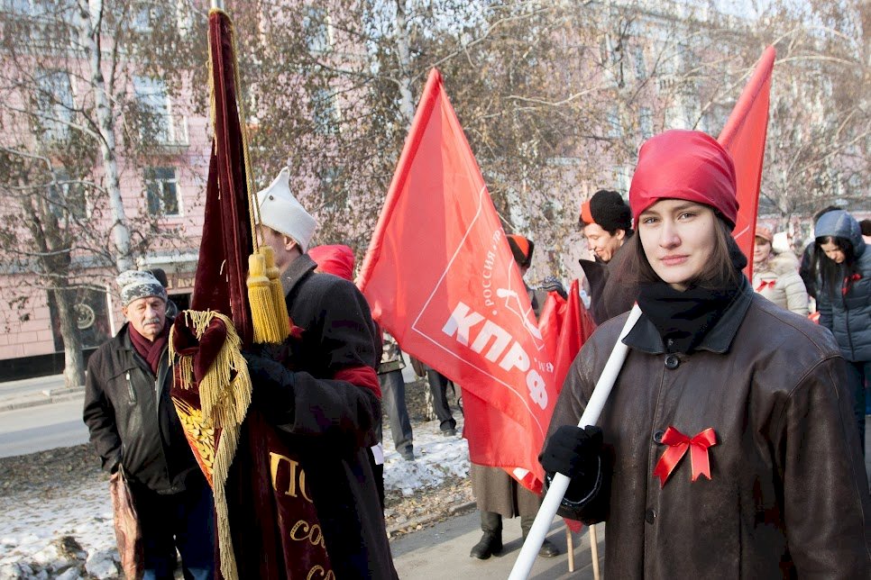 Новости сегодня 7 ноября. Красное Знамя революции. 7 Ноября революция. С праздником революции 7 ноября. Русский марш на красной.