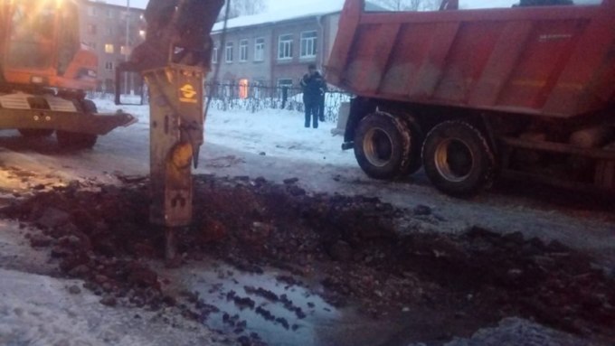 В Барнауле перекрыли дорогу из-за коммунальной аварии