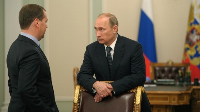 Путин назвал заслугой Медведева достойную работу правительства