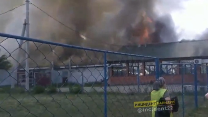 120 человек эвакуировали при пожаре на продуктовой базе в Барнауле