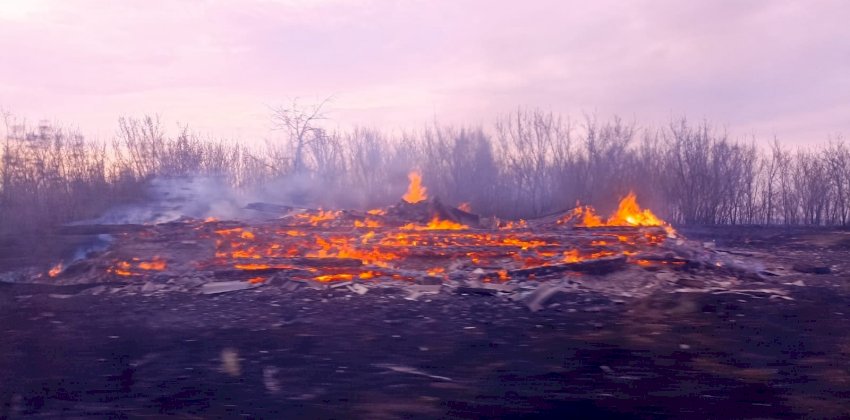 В Алтайском крае из-за природного пожара почти полностью сгорело село