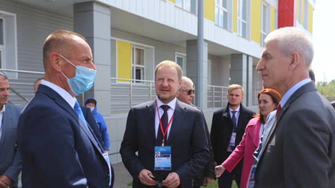 Виктор Томенко и министр спорта России прибыли на гребной канал в Барнауле