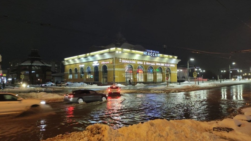 Завтра лучше пешком. Улицы Барнаула затопило дождём и растаявшим снегом