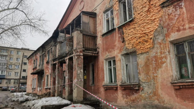 Режим ЧС ввели на территории вокруг второго аварийного дома в Барнауле