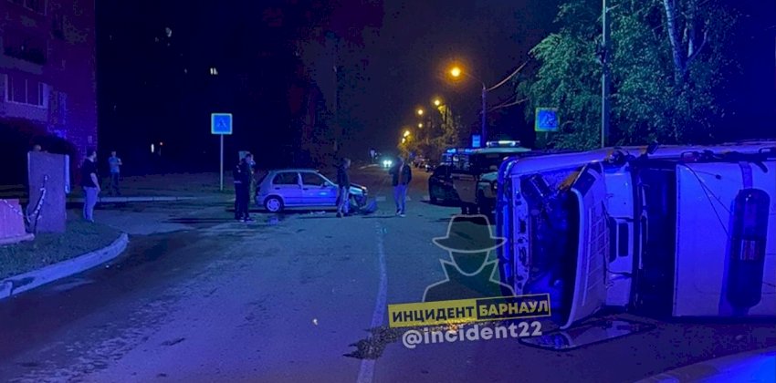  Стали известны подробности аварии с упавшим на бок полицейским УАЗом в Барнауле 
