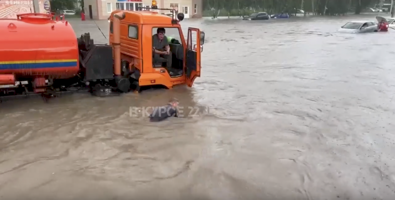 Барнаул кадр. Потоп. Наводнение в Барнауле. Потоп в Барнауле. Потоп в Барнауле вчера.