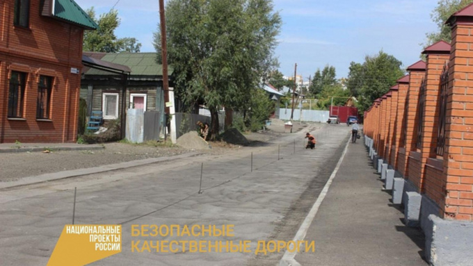 Рабочие завершают укладку асфальта в переулке Циолковского в Барнауле
