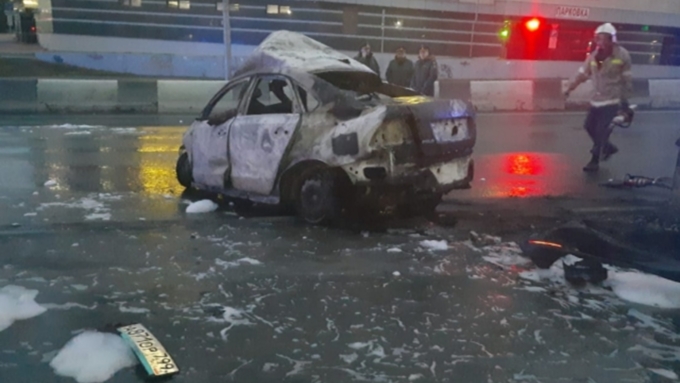 Три человека сгорели в машине после столкновения со столбом в Новосибирске