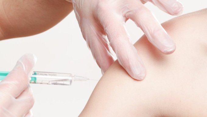 Минздрав опроверг обязательную вакцинацию от COVID-19 в России
