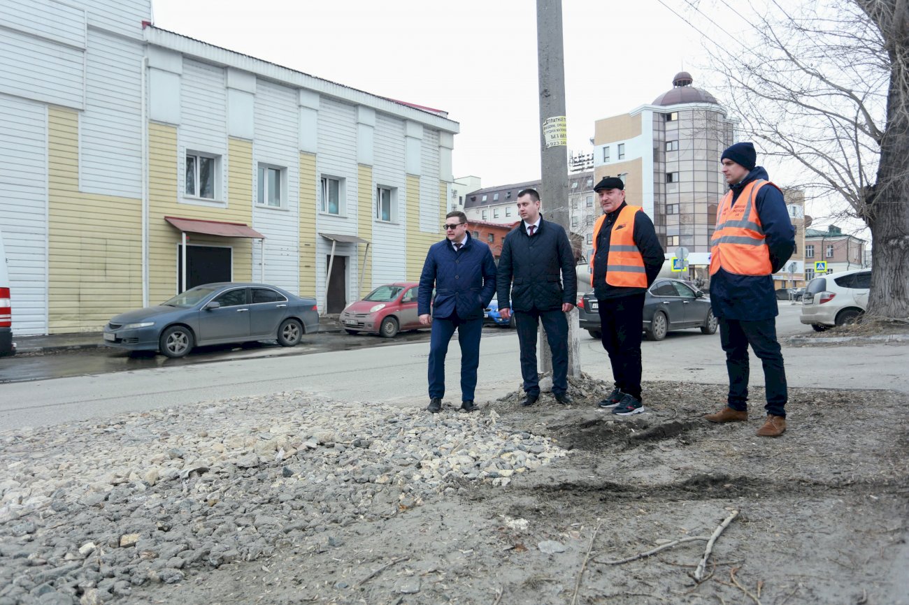 Восстановить как прежде. Как в Барнауле обследуют дороги после долгой зимы