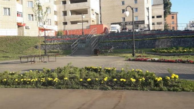 Сквер со скамейками и клумбами появился в центре Барнаула на месте долгостроя