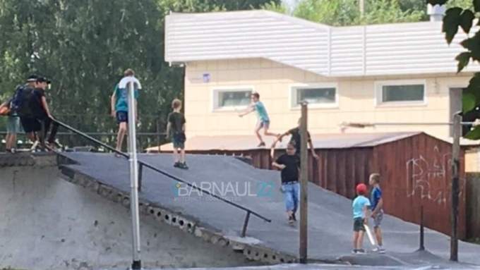 Жительница Барнаула показала опасные игры детей во дворе без детской площадки