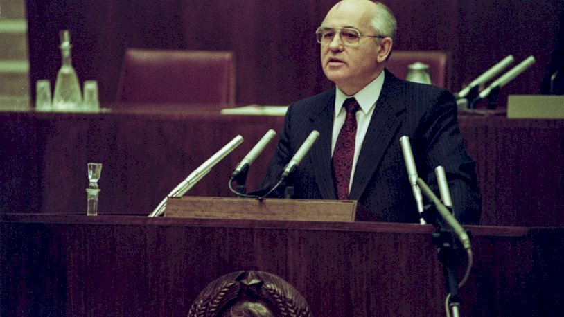 Президент СССР Михаил Горбачёв на последней в истории сессии Верховного Совета СССР