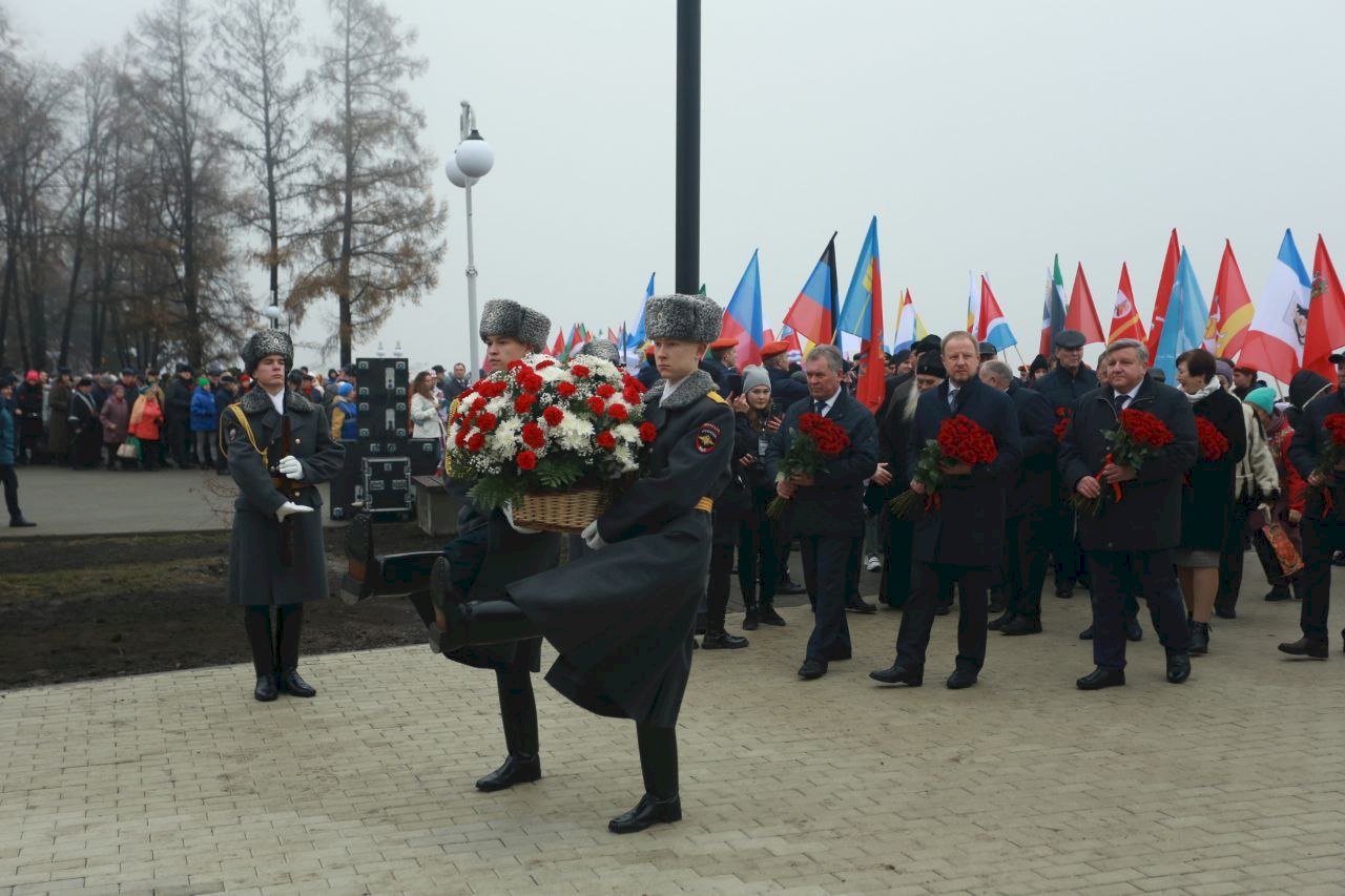 4 ноября в барнауле. Стелла трудовой доблести Барнаул. Стелла трудовой славы Барнаул фото. Барнаул Стелла фото.