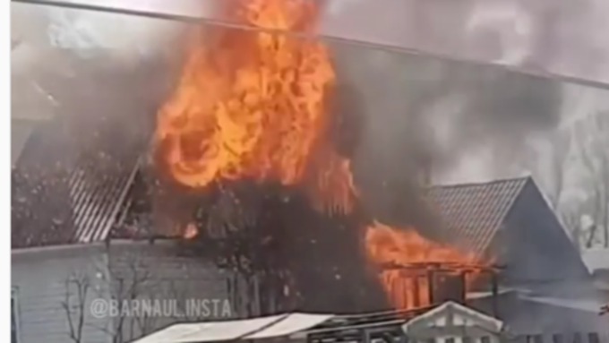 В Барнауле загорелись двухэтажный дом и баня. Видео