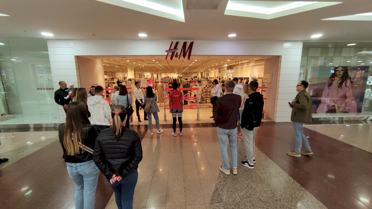 Распродажа в H&M. Бренд ушел из России