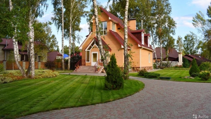 Дом с зимним садом и зоной для вечеринок продают в Барнауле за 29,9 млн руб