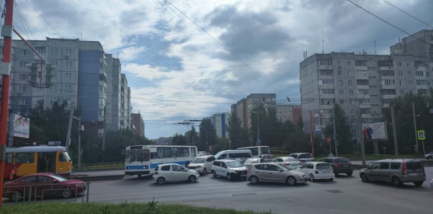  Движение трамваев встало из-за ДТП на улице Попова в Барнауле 