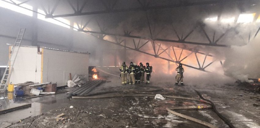 Строительный мусор загорелся в промзоне Барнаула