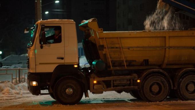Жители пригорода Барнаула жалуются на складирование снега рядом с их жильем