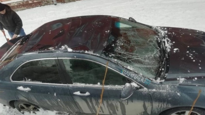 Глыба льда рухнула на автомобиль в Барнауле