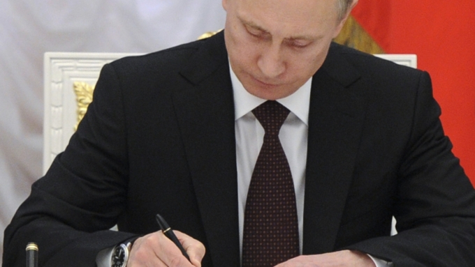 Путин подписал закон об отмене национального роуминга