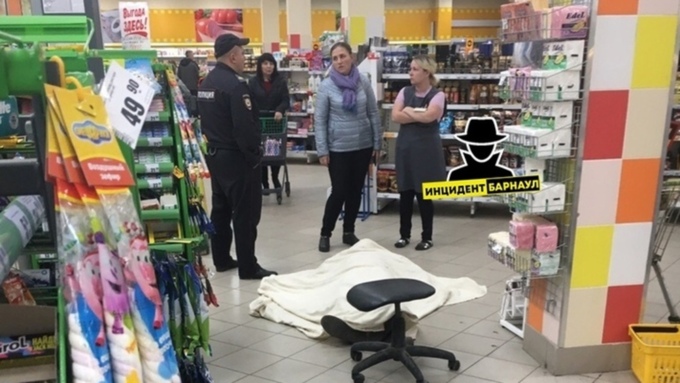 Барнаулец умер в супермаркете, пока стоял в очереди у кассы