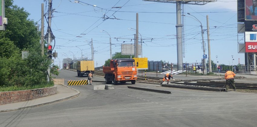 День тяжелый. Как на мосту на Новом рынке в Барнауле прошел первый понедельник с начала ремонта