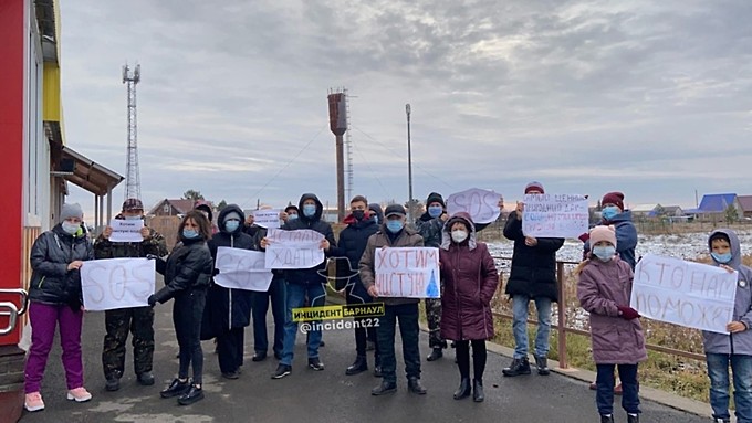 Жители Сибирской долины вышли на митинг из-за проблем с водой и встретили полицию
