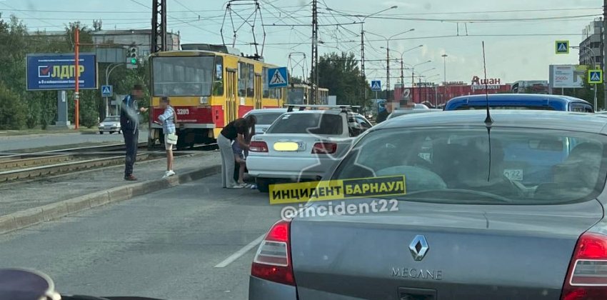  В Барнауле водитель пытался проскочить между двумя машинами и задел их 