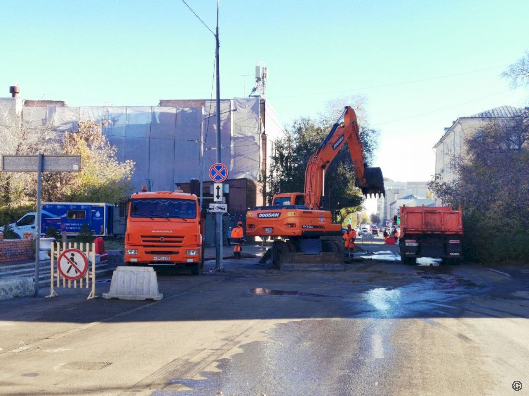 В Барнауле планируют до вечера устранить коммунальную аварию на улице  Димитрова | 14.10.2022 | Барнаул - БезФормата