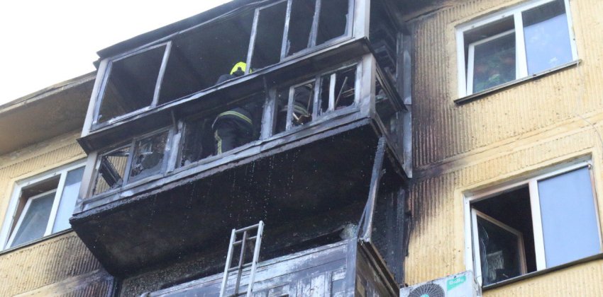 В Барнауле пожарные спасли двух человек из горящей пятиэтажки