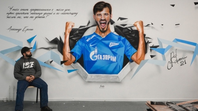 Огромное граффити с футболистом сборной России появилось в Барнауле
