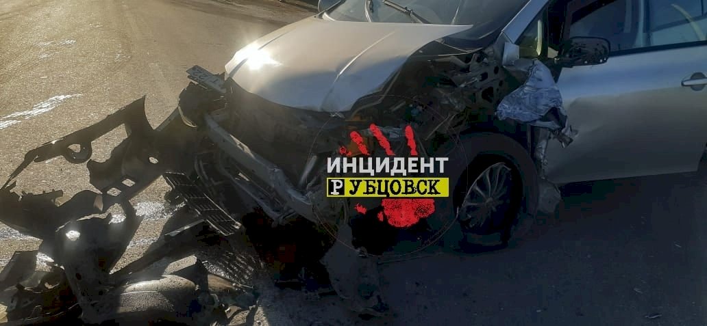  Водитель легковушки пострадала при столкновении с грузовиком в Алтайском крае 