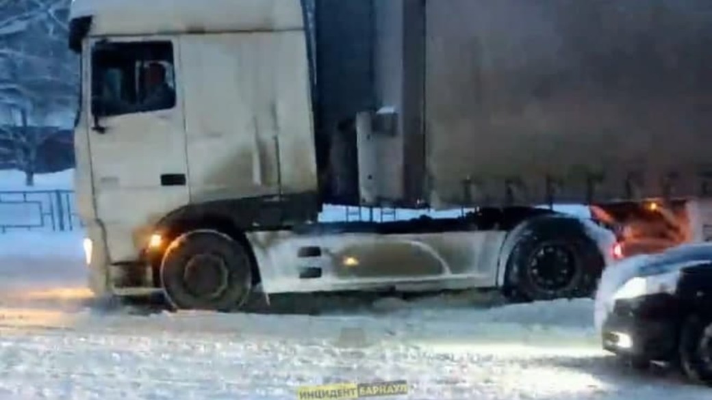 Фура застряла в центре Барнаула из-за снежных завалов на дороге