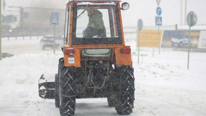 Штормовое предупреждение объявили в Алтайском крае из-за снега и метелей