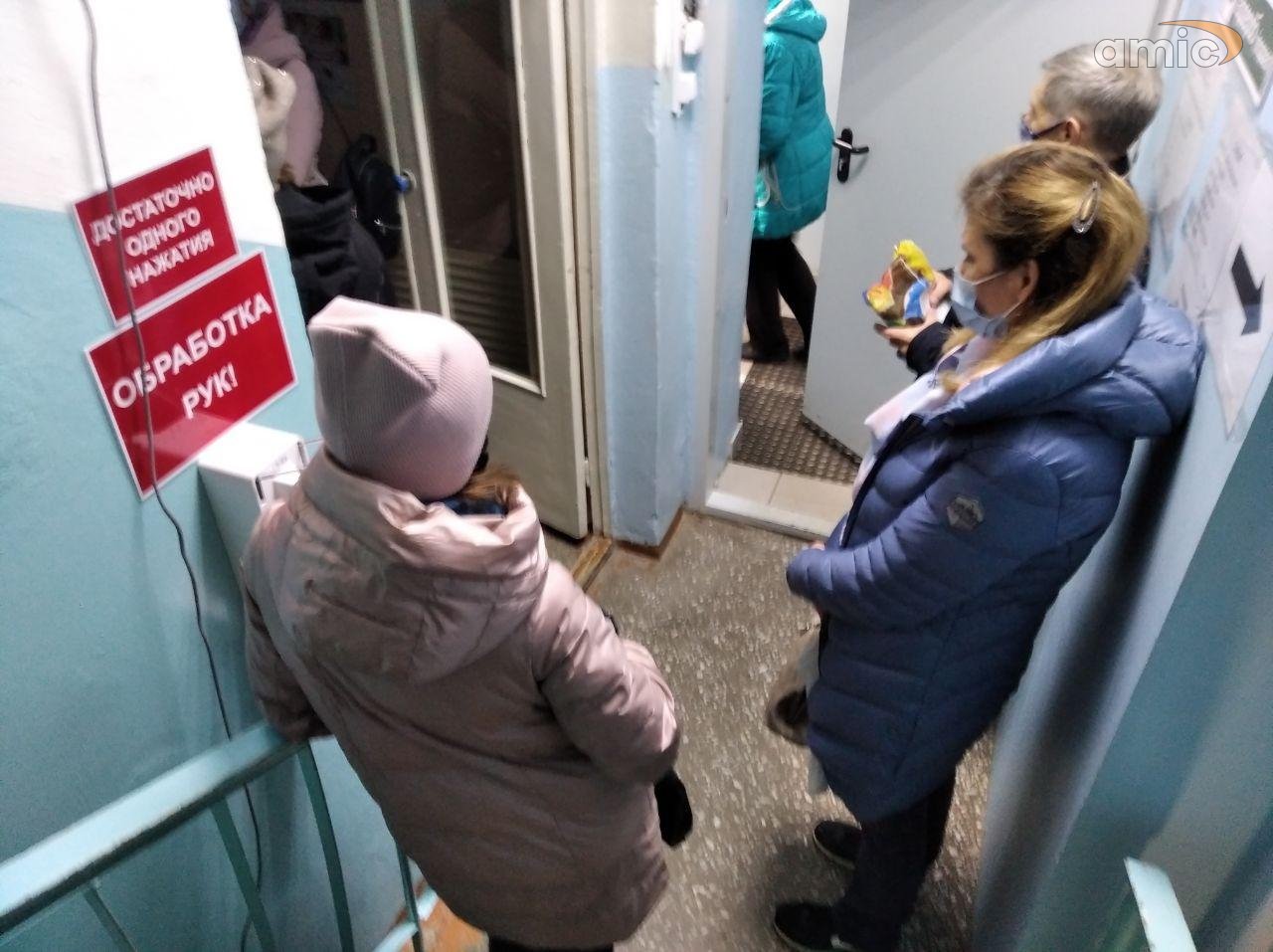 очередь в поликлиниках 2020. полицейская читает книгу в метро украина. очередь в поликлинике- фото в сми. исчезновение очередей. очередь в поликлинике на прием.