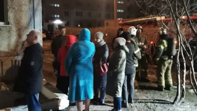 20 человек эвакуировали во время ночного пожара в Барнауле