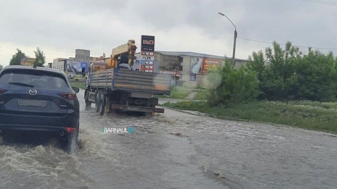 В Барнауле затопило улицу Попова из-за коммунальной аварии