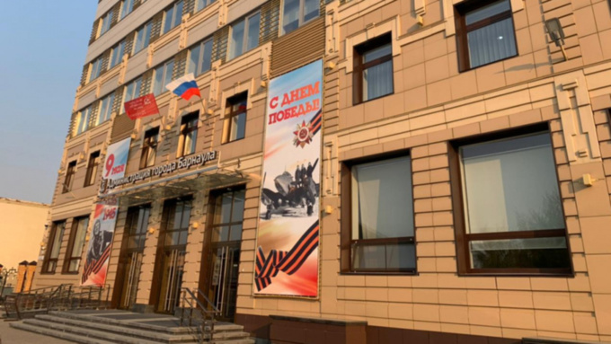Копии Знамени Победы подняли на зданиях в Барнауле