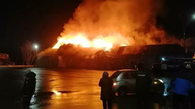 Более 70 пожарных полтора часа тушили огромное кафе 