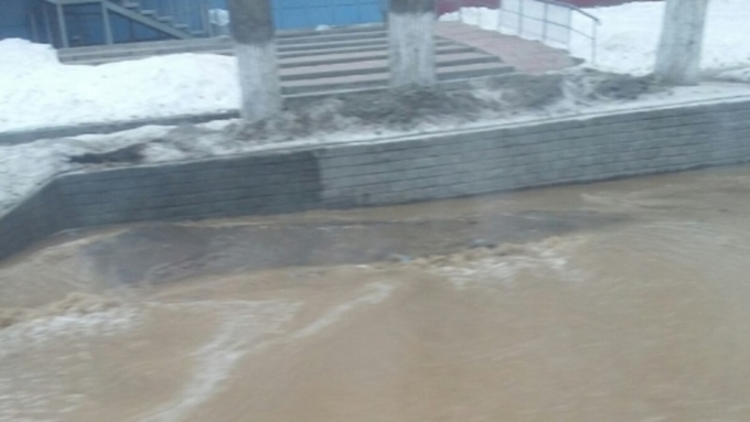Жители Барнаула сообщили о потопе на улице Юрина. Фото 