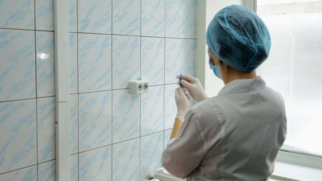 В Минздраве РФ заявили об эффективности вакцинации против штамма 