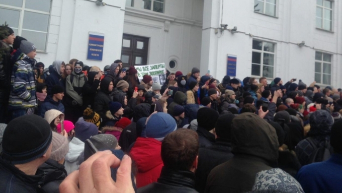 Тысячи людей вышли на главную площадь города: репортаж из центра Кемерово
