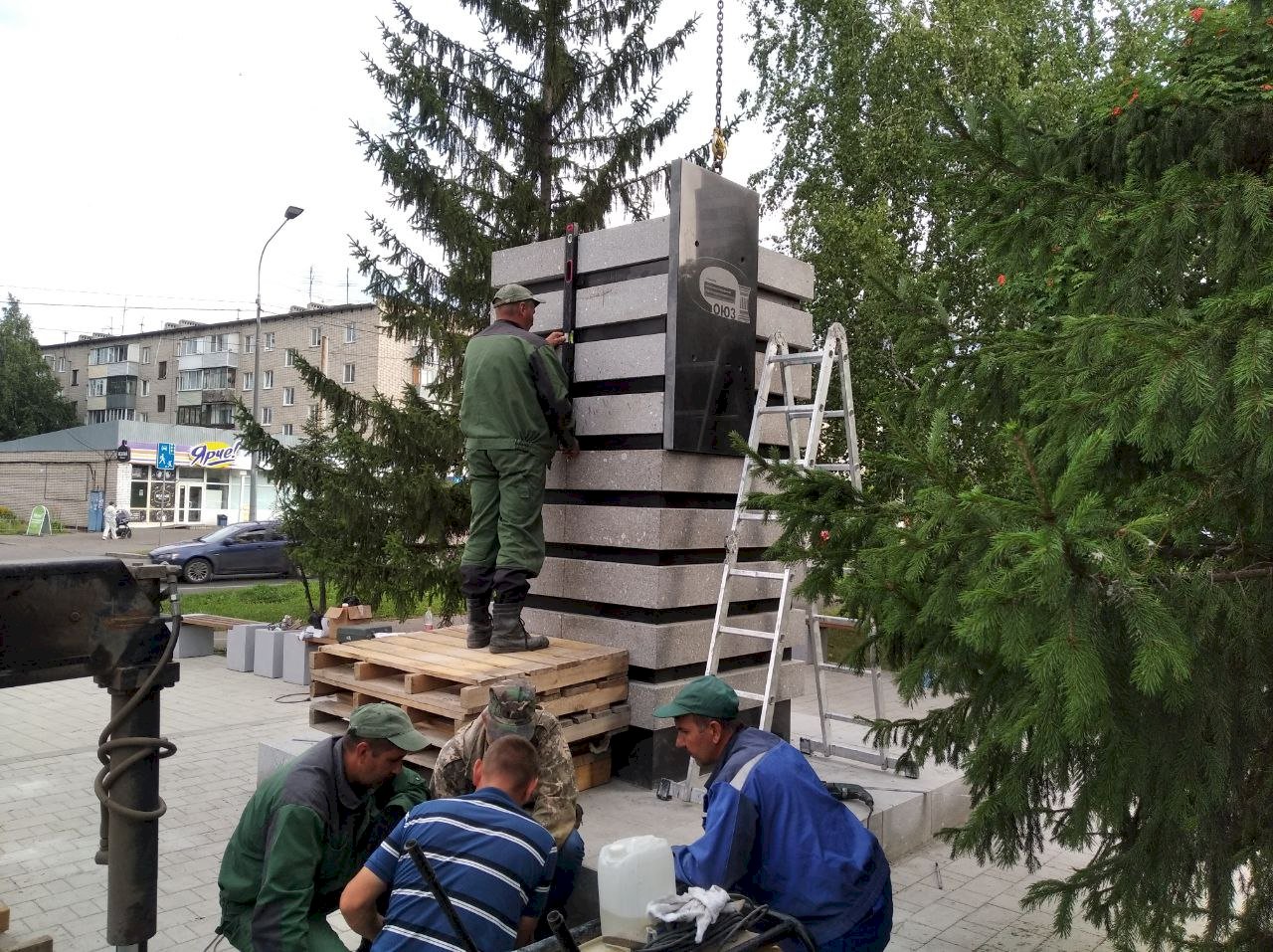 Установка барнаул. Памятник строителям Барнаул. Памятник новости. В Барнауле открыли памятник строителям. Памятник императору Барнаул.