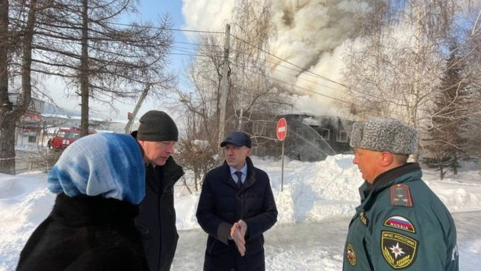 Более 100 человек эвакуировали из горящей школы на Алтае 