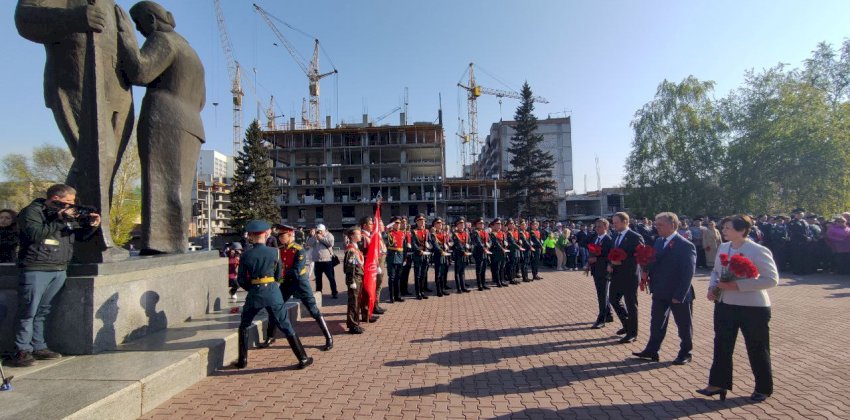 В Барнауле началась церемония возложения цветов к Мемориалу Славы