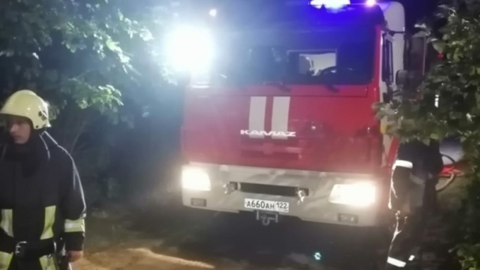 25 человек эвакуировали во время ночного пожара в Барнауле