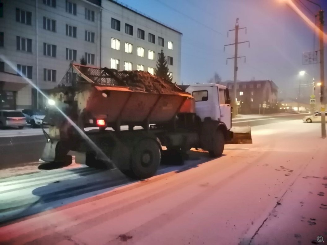 В Барнауле зимняя техника выехала на улицы, чтобы убрать снег